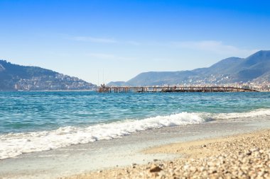 Dalga plaj ve güzel görünüm için eski kale üzerinde 