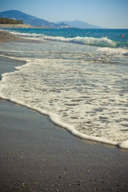 Dalga deniz çakıl kıyısında. Seçici odak. Tonda