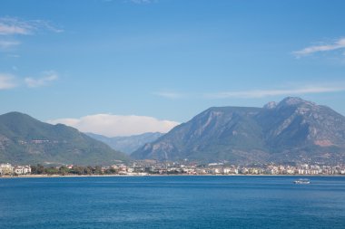 Dağlar ve deniz gezinti yüzde olarak görüntülemek