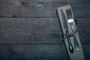 Çatal ve peçete ahşap arka plan üzerinde bıçak. Tonda