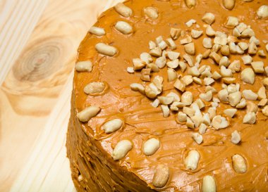 Ahşap zemin üzerine ev yapımı fıstık kek. Tonda