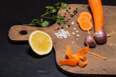 Tuz, biber ve sebze eski ahşap zemin üzerine