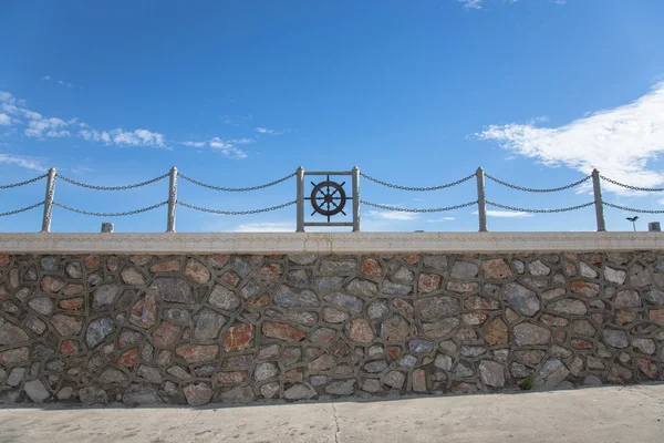 Zaun an der Promenade im Zentrum von alanya. Truthahn — Stockfoto