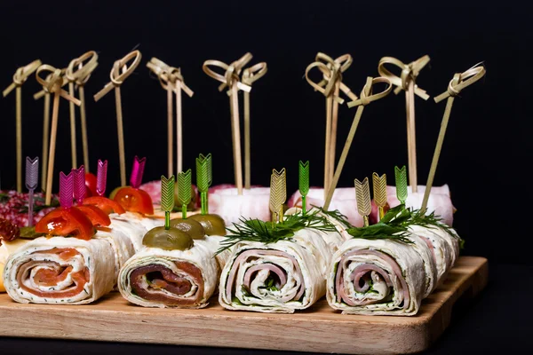 Diferentes tipos de bocadillos canapé en pinchos. Profundidad superficial de fi — Foto de Stock