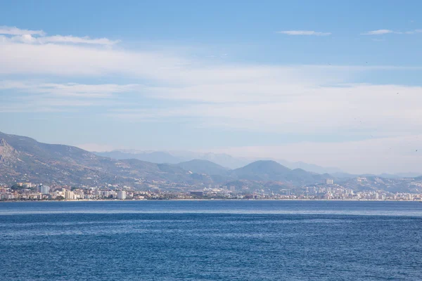 Vista sulle montagne e sul mare dal lungomare nel centro — Foto Stock