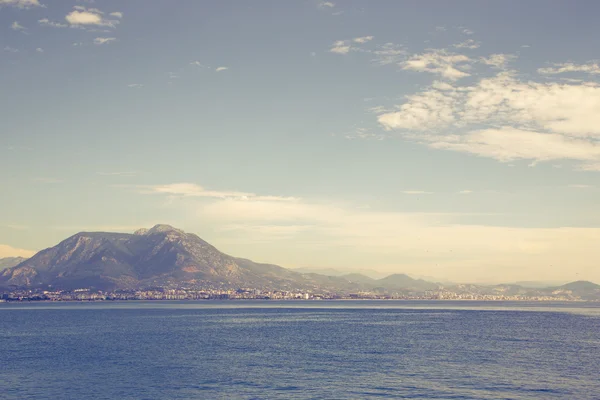Вид на гори і море з набережної в центрі — стокове фото