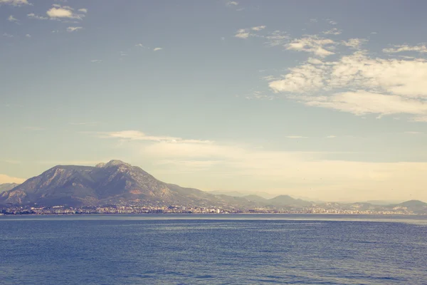 Vista sulle montagne e sul mare dal lungomare nel centro — Foto Stock