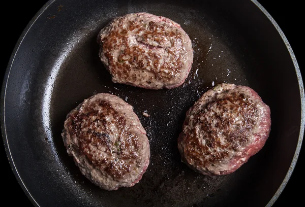 Vers vlees schnitzels gebakken in een pan — Stockfoto