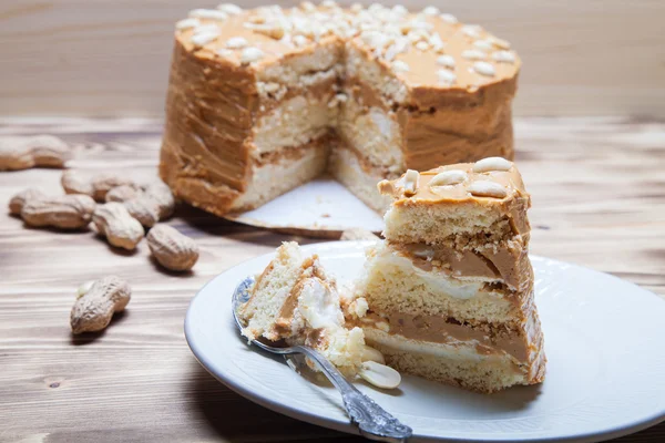 Σπιτικό κέικ φυστίκι σε ξύλινα φόντο. Επιλεκτική εστίαση — Φωτογραφία Αρχείου
