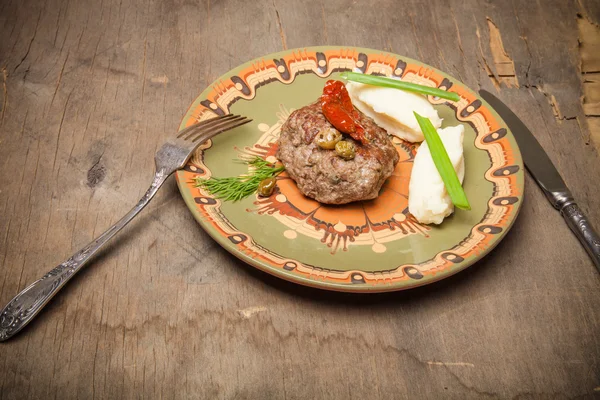 Homemade cutlet with mashed potatoes on a plate on old wooden ta — Stock Photo, Image