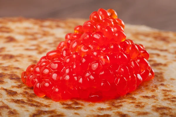 Caviar vermelho em panquecas russas - blini. Foco seletivo — Fotografia de Stock