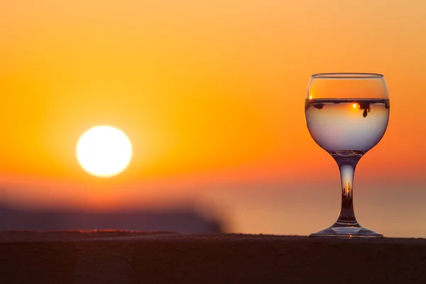 Verre de vigne blanche avec des reflets de maisons et vue à beaut — Photo