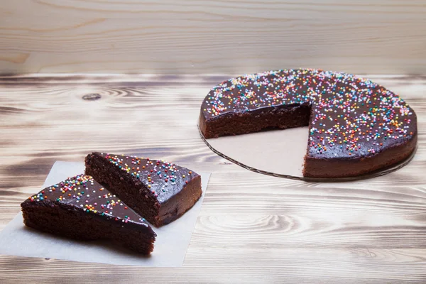 Ahşap zemin üzerine ev yapımı çikolatalı kek. Seçici odak — Stok fotoğraf