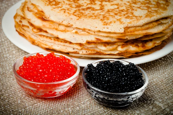 Crêpes russes - blini au caviar rouge et noir. Sélectif — Photo