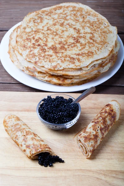 Russian pancakes - blini with black caviar. Selective focus — Stock Photo, Image