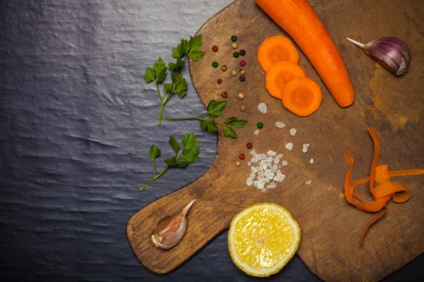 Sal, pimienta y verduras sobre fondo de madera vieja. Tonificado — Foto de Stock