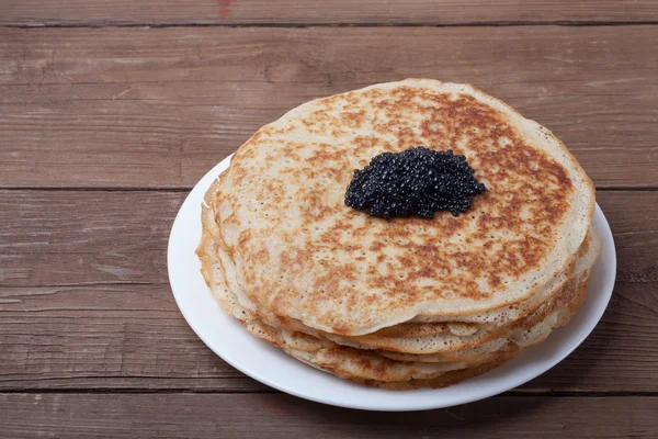 Black caviar on Russian pancakes - blini — Stock Photo, Image