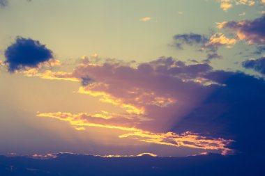 Bulutlar gökyüzü günbatımı zamanında üzerinde. Tonda