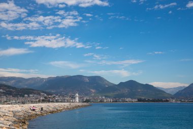 Dağlar ve deniz gezinti yüzde olarak görüntülemek