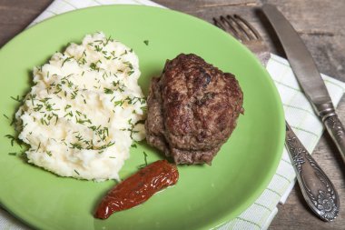 Ev yapımı göğsü ile eski ahşap bir tabak patates püresi ta