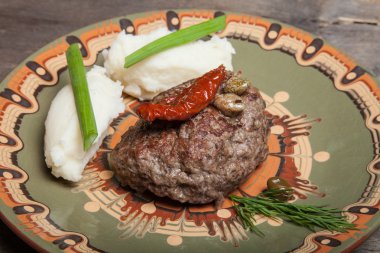 Ev yapımı göğsü ile eski ahşap bir tabak patates püresi ta