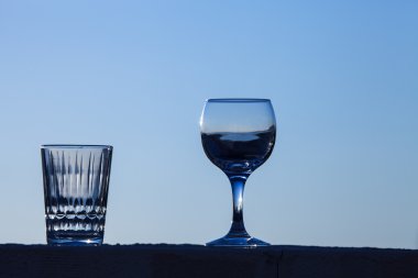Bardak su güzel gün batımı arka plan üzerinde. Seçici 