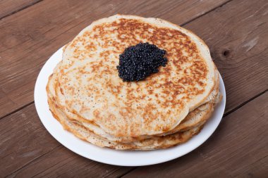 Siyah havyar Rus krep üzerinde-blini