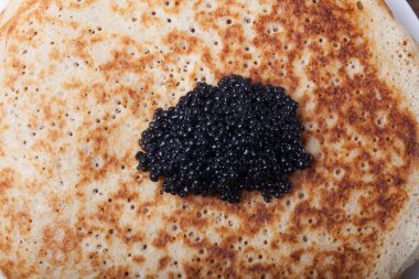 Siyah havyar Rus krep üzerinde-blini