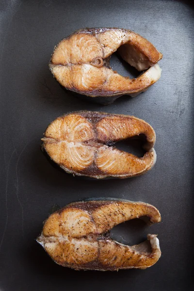 Thunfisch mit auf schwarzer Pfanne gebratenen Gewürzen — Stockfoto