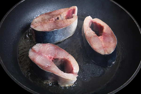 Pesce tonno con spezie fritte su padella nera — Foto Stock