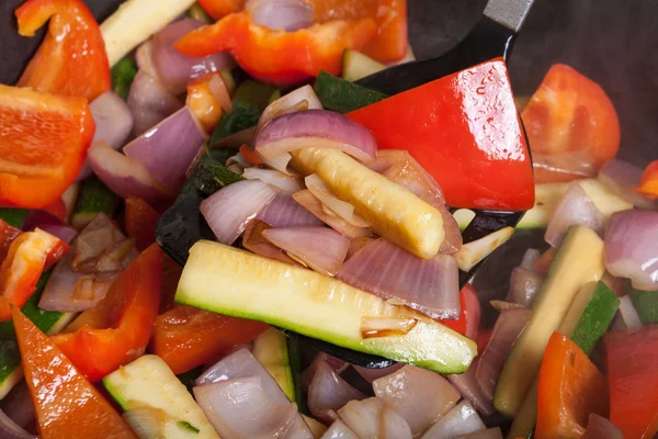 Sebze kümesi bir tencerede kızartılır. Seçici odak