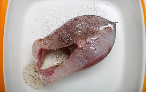 Tonno crudo e spezie per la cottura su piatto bianco — Foto Stock