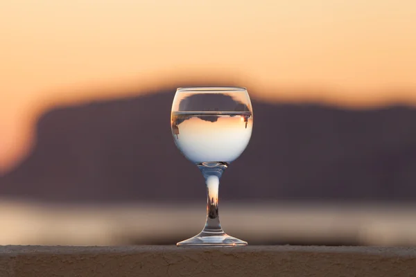 Glass of white vine with reflections of houses and view to beaut — Stock Photo, Image