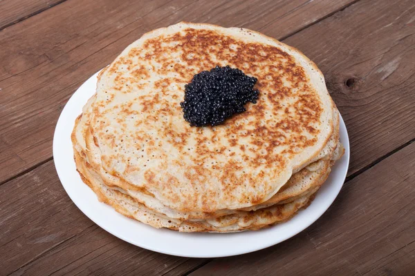 Siyah havyar Rus krep üzerinde-blini