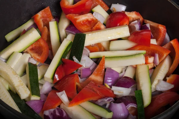 Jogo de verduras fritas em uma panela. Foco seletivo. Tonificado — Fotografia de Stock