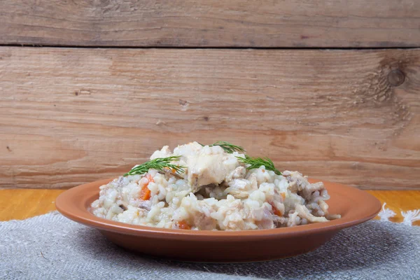 Arroz com frango em uma chapa de barro em guardanapo de linho — Fotografia de Stock