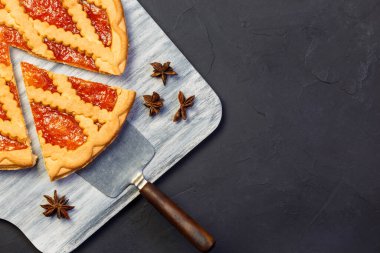 Tatlı Yiyecek Yuvarlak Ev Yapımı Turta ve Fruit Balkabağı Reçeli Düz Masa 'nın ahşap tahtasını dilimle