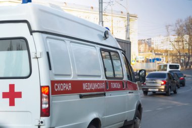Saratov, Rusya - 11 / 04 / 2020: Coronavirus salgını sırasında şehir yolunda ambulans
