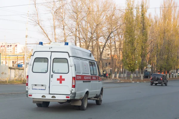 Saratov Rusya 2020 Coronavirus Salgını Sırasında Şehir Yolunda Ambulans — Stok fotoğraf