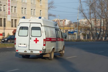Saratov, Rusya - 11 / 04 / 2020: Coronavirus salgını sırasında şehir yolunda ambulans