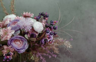 Değişik barok tarzdaki farklı yapay çiçeklerin güzel buket çiçekleri, dekoratif arka plan kartpostalları, fotokopi alanı olan mor tonlarda.