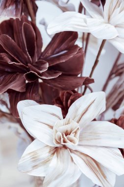 Çikolata kahverengi toprak ve beyaz rengin çiçek arkaplan deseni. Yapay çiçeklerle. Kartpostal için pastel tonda büyük zarif zambaklar.