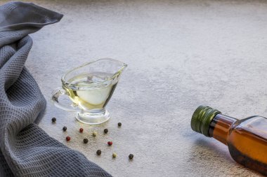 Şişede doğal antioksidan bitkisel yağ keten tohumu ayçiçeği zeytin, cam sos teknesinde baharatlı biber salatası sosu, omega-3 kaynağı, sağlıklı gıda takviyesi.