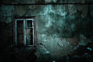 Korku konsepti geçmişi. Mahvolmuş grunge evi ve gizemli gölgelerle dolu kapalı pencerenin eski, korkunç dokuma duvarı korkuya neden oluyor.