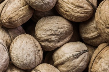 Kabuklu tam meyveli ceviz dokusuna sahip gıda arka planı, sağlıklı beslenme, omega-3 yağ proteinleri, E A ve B vitaminleri, kardiyovasküler sistem için yararlı