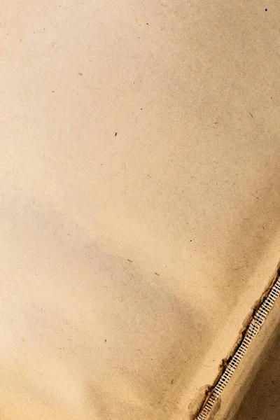 Textura de fondo abstracto vintage de papel de cartón marrón amarillento con encuadernación dañada de viejo libro manchado con espacio de copia en estilo retro — Foto de Stock