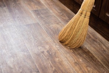 Evdeki temizlik ve düzen, temizlik için bir süpürge süpürge mutfakta duvarın karşısında, temizlik ekipmanları, rutin ev işleri..