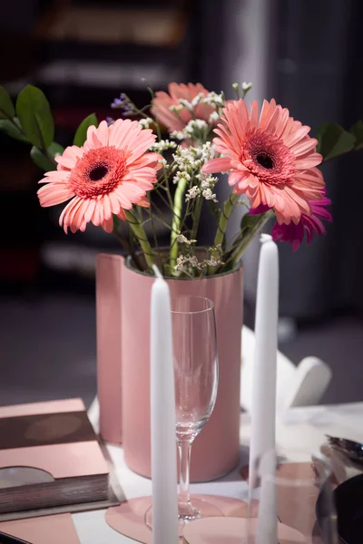 Cenário Mesa Para Jantar Romântico Buquê Flores Gerbera Rosa Velas — Fotografia de Stock