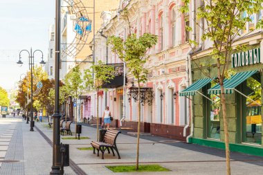 Saratov, Rusya - 07.06.2020: Şehrin merkezi yaya bölgesi, Kirov Bulvarı, Nemetskaya Caddesi kentsel alanda dinlenmek için bankları ve antik mimari binaların vitrinleri