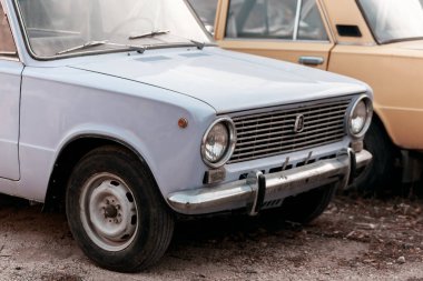 Saratov, Rusya - 10.24.2020: Eski Sovyet antika arabası Lada Zhiguli Rus VAZ-2101 kopek SSCB yapımı